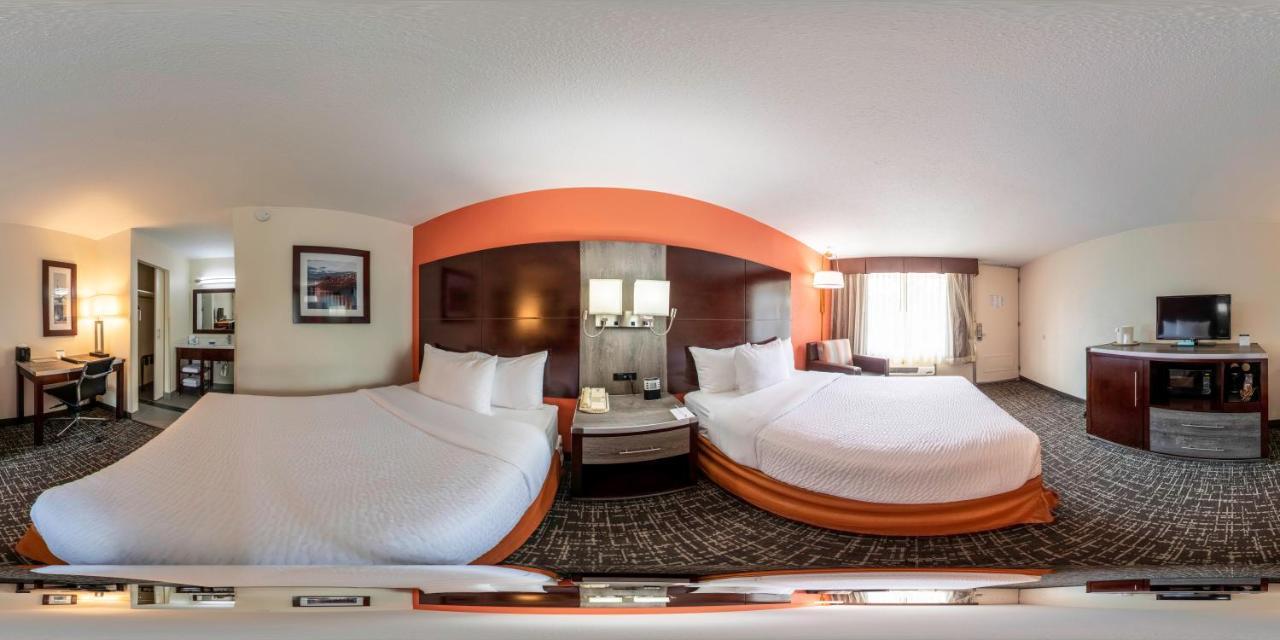 Hotel &